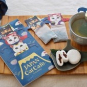 Thưởng thức trà xanh túi lọc cùng những chú mèo